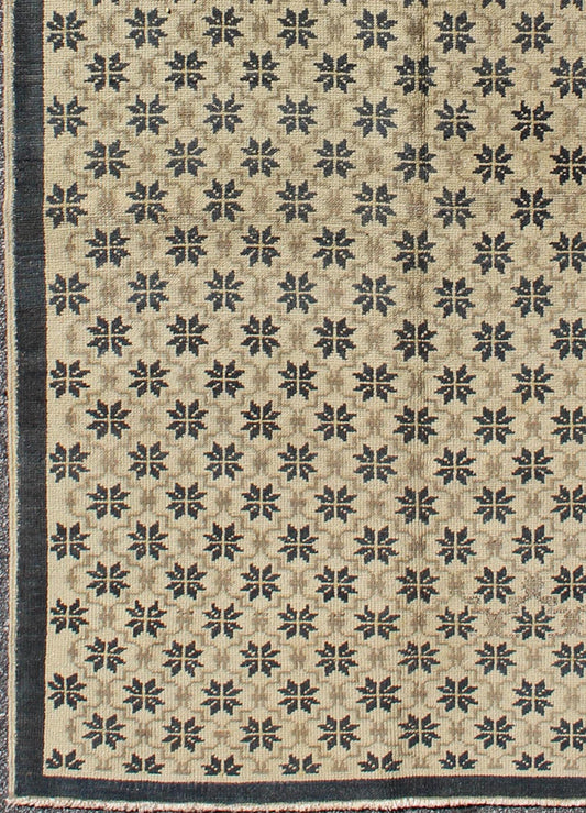Onyx and cream vintage Turkish Oushak rug with latticework and Poinsettia shapes, rug en - 108, country of origin / type: Turkey / Oushak, circa 1940 This unique Turkish Oushak runner features an all - over design of vibrant poinsettia shapes, frame... - Keivan Woven ArtsEN - 108 - 3457Rug