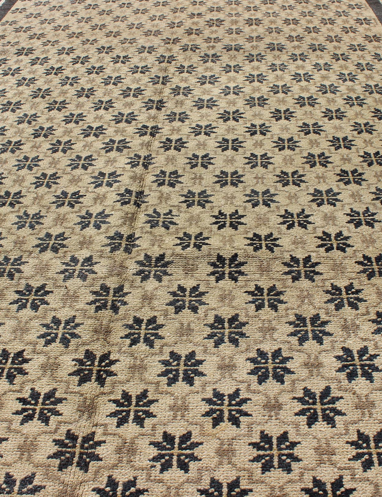 Onyx and cream vintage Turkish Oushak rug with latticework and Poinsettia shapes, rug en - 108, country of origin / type: Turkey / Oushak, circa 1940 This unique Turkish Oushak runner features an all - over design of vibrant poinsettia shapes, frame... - Keivan Woven ArtsEN - 108 - 3457Rug
