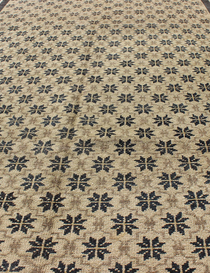 Onyx and cream vintage Turkish Oushak rug with latticework and Poinsettia shapes, rug en - 108, country of origin / type: Turkey / Oushak, circa 1940 This unique Turkish Oushak runner features an all - over design of vibrant poinsettia shapes, frame... - Keivan Woven ArtsEN - 108 - 3457Rug