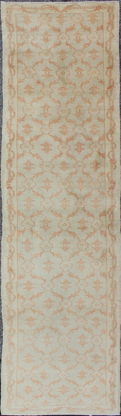 Cross - Latch / latticework vintage Turkish Oushak runner in light cream and coral, rug en - 1088, country of origin / type: Turkey / Tulu, circa 1930 Set on a cream field with an all - over pattern, this beautiful mid - century Turkish Tulu rug (circa ... - Keivan Woven ArtsEN - 1088 - 6346Rug