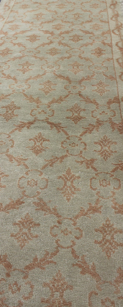 Cross - Latch / latticework vintage Turkish Oushak runner in light cream and coral, rug en - 1088, country of origin / type: Turkey / Tulu, circa 1930 Set on a cream field with an all - over pattern, this beautiful mid - century Turkish Tulu rug (circa ... - Keivan Woven ArtsEN - 1088 - 6346Rug