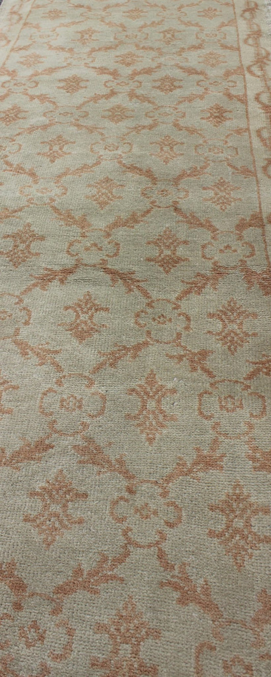 Cross - Latch / latticework vintage Turkish Oushak runner in light cream and coral, rug en - 1088, country of origin / type: Turkey / Tulu, circa 1930 Set on a cream field with an all - over pattern, this beautiful mid - century Turkish Tulu rug (circa ... - Keivan Woven ArtsEN - 1088 - 6346Rug