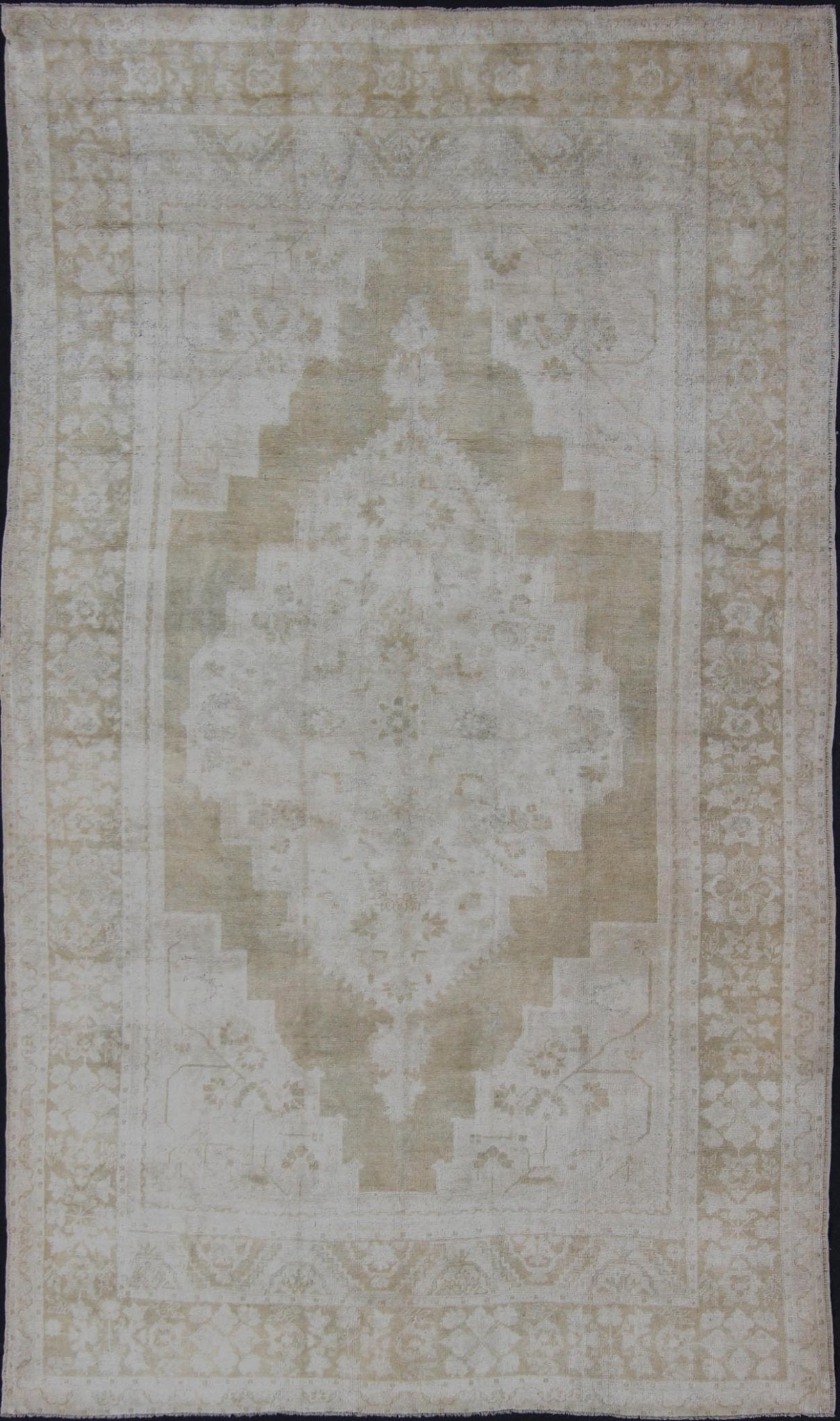 Medallion Design Vintage Oushak Rug in Muted Tones of Faded Yellow and Neutrals. Turkish Medallion Rug in Mid - Tones, Keivan Woven Arts / rug EN - 112073, country of origin / type: Turkey / Oushak, circa 1940 This vintage Oushak from 1940s Turkey f... - Keivan Woven ArtsEN - 112073 - 2792Rug