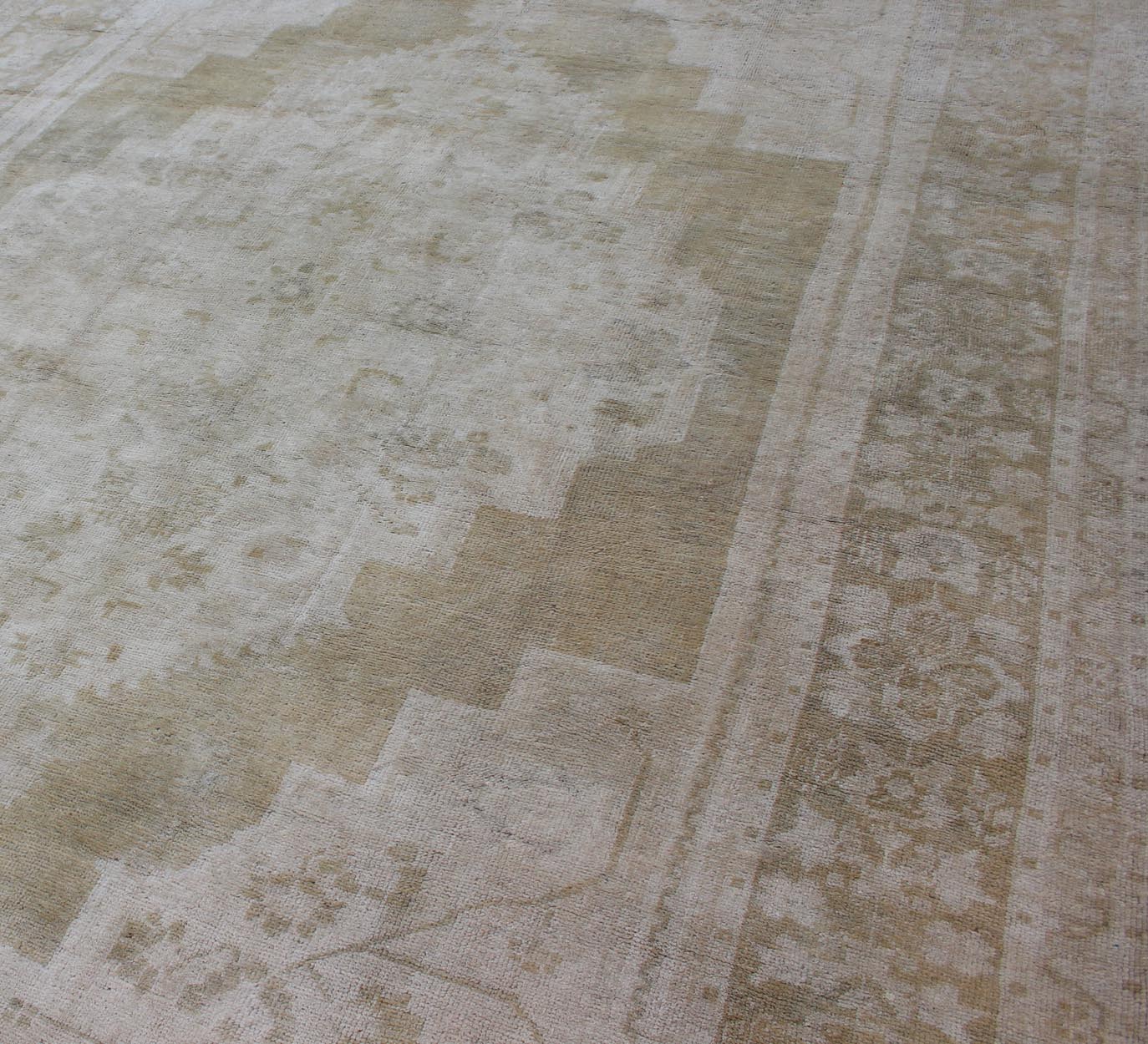 Medallion Design Vintage Oushak Rug in Muted Tones of Faded Yellow and Neutrals. Turkish Medallion Rug in Mid - Tones, Keivan Woven Arts / rug EN - 112073, country of origin / type: Turkey / Oushak, circa 1940 This vintage Oushak from 1940s Turkey f... - Keivan Woven ArtsEN - 112073 - 2792Rug