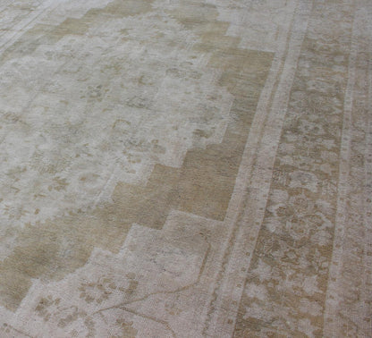 Medallion Design Vintage Oushak Rug in Muted Tones of Faded Yellow and Neutrals. Turkish Medallion Rug in Mid - Tones, Keivan Woven Arts / rug EN - 112073, country of origin / type: Turkey / Oushak, circa 1940 This vintage Oushak from 1940s Turkey f... - Keivan Woven ArtsEN - 112073 - 2792Rug