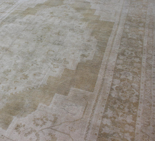 Medallion Design Vintage Oushak Rug in Muted Tones of Faded Yellow and Neutrals. Turkish Medallion Rug in Mid - Tones, Keivan Woven Arts / rug EN - 112073, country of origin / type: Turkey / Oushak, circa 1940 This vintage Oushak from 1940s Turkey f... - Keivan Woven ArtsEN - 112073 - 2792Rug