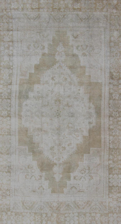 Medallion Design Vintage Oushak Rug in Muted Tones of Faded Yellow and Neutrals. Turkish Medallion Rug in Mid - Tones, Keivan Woven Arts / rug EN - 112073, country of origin / type: Turkey / Oushak, circa 1940 This vintage Oushak from 1940s Turkey f... - Keivan Woven ArtsEN - 112073 - 2792Rug
