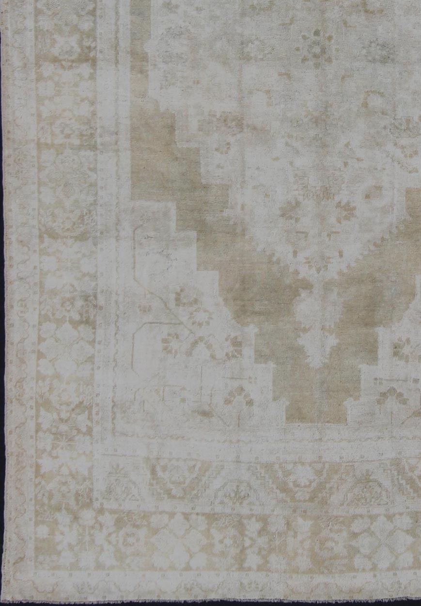 Medallion Design Vintage Oushak Rug in Muted Tones of Faded Yellow and Neutrals. Turkish Medallion Rug in Mid - Tones, Keivan Woven Arts / rug EN - 112073, country of origin / type: Turkey / Oushak, circa 1940 This vintage Oushak from 1940s Turkey f... - Keivan Woven ArtsEN - 112073 - 2792Rug