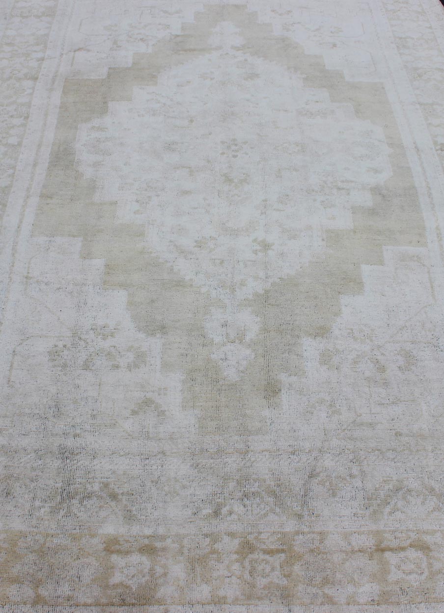 Medallion Design Vintage Oushak Rug in Muted Tones of Faded Yellow and Neutrals. Turkish Medallion Rug in Mid - Tones, Keivan Woven Arts / rug EN - 112073, country of origin / type: Turkey / Oushak, circa 1940 This vintage Oushak from 1940s Turkey f... - Keivan Woven ArtsEN - 112073 - 2792Rug