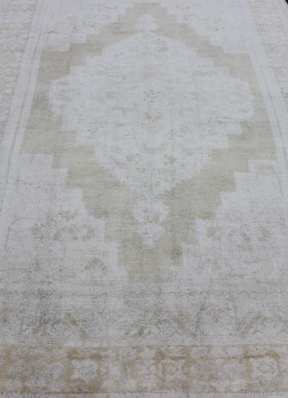 Medallion Design Vintage Oushak Rug in Muted Tones of Faded Yellow and Neutrals. Turkish Medallion Rug in Mid - Tones, Keivan Woven Arts / rug EN - 112073, country of origin / type: Turkey / Oushak, circa 1940 This vintage Oushak from 1940s Turkey f... - Keivan Woven ArtsEN - 112073 - 2792Rug