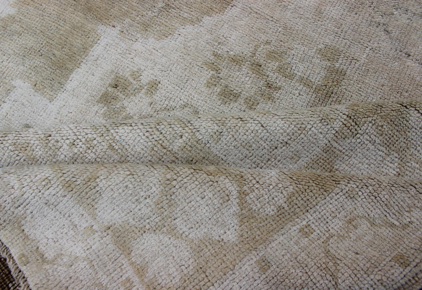 Medallion Design Vintage Oushak Rug in Muted Tones of Faded Yellow and Neutrals. Turkish Medallion Rug in Mid - Tones, Keivan Woven Arts / rug EN - 112073, country of origin / type: Turkey / Oushak, circa 1940 This vintage Oushak from 1940s Turkey f... - Keivan Woven ArtsEN - 112073 - 2792Rug