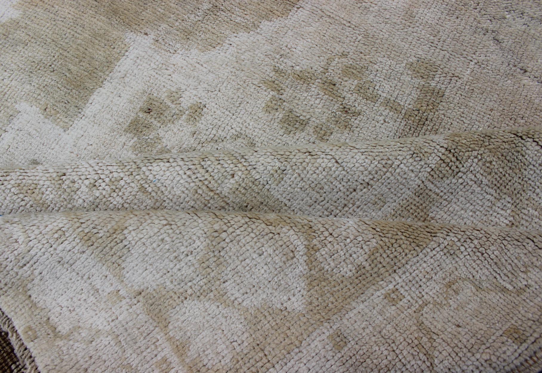 Medallion Design Vintage Oushak Rug in Muted Tones of Faded Yellow and Neutrals. Turkish Medallion Rug in Mid - Tones, Keivan Woven Arts / rug EN - 112073, country of origin / type: Turkey / Oushak, circa 1940 This vintage Oushak from 1940s Turkey f... - Keivan Woven ArtsEN - 112073 - 2792Rug