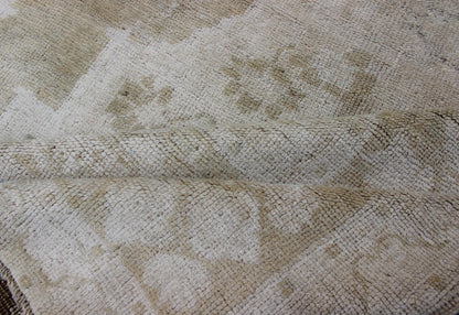 Medallion Design Vintage Oushak Rug in Muted Tones of Faded Yellow and Neutrals. Turkish Medallion Rug in Mid - Tones, Keivan Woven Arts / rug EN - 112073, country of origin / type: Turkey / Oushak, circa 1940 This vintage Oushak from 1940s Turkey f... - Keivan Woven ArtsEN - 112073 - 2792Rug