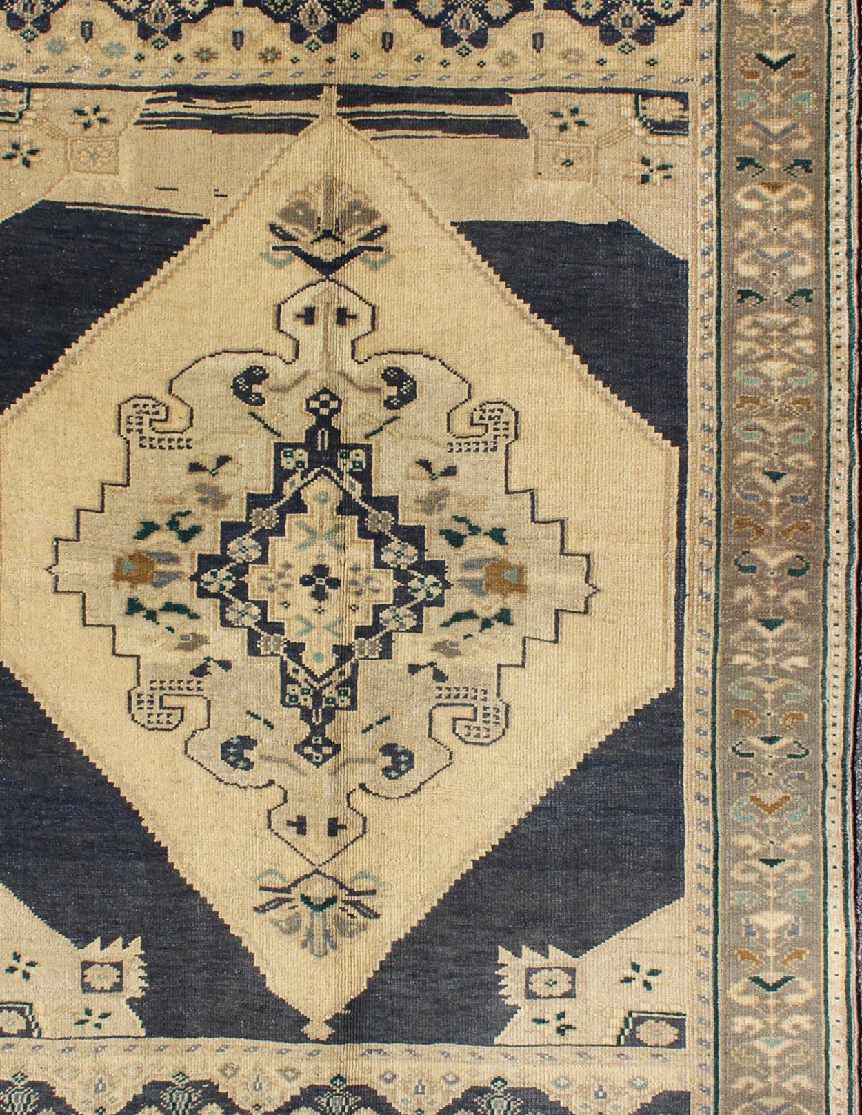 Vintage Turkish Oushak Rug with Stylized Medallion in Midnight Blue and Cream kwarugs Vintage Turkish Oushak rug with stylized medallion in midnight blue and cream, Keivan Woven Arts / rug EN - 112153, country of origin / type: Turkey / Oushak, ci... - Keivan Woven ArtsEN - 112153 - 2806Rug