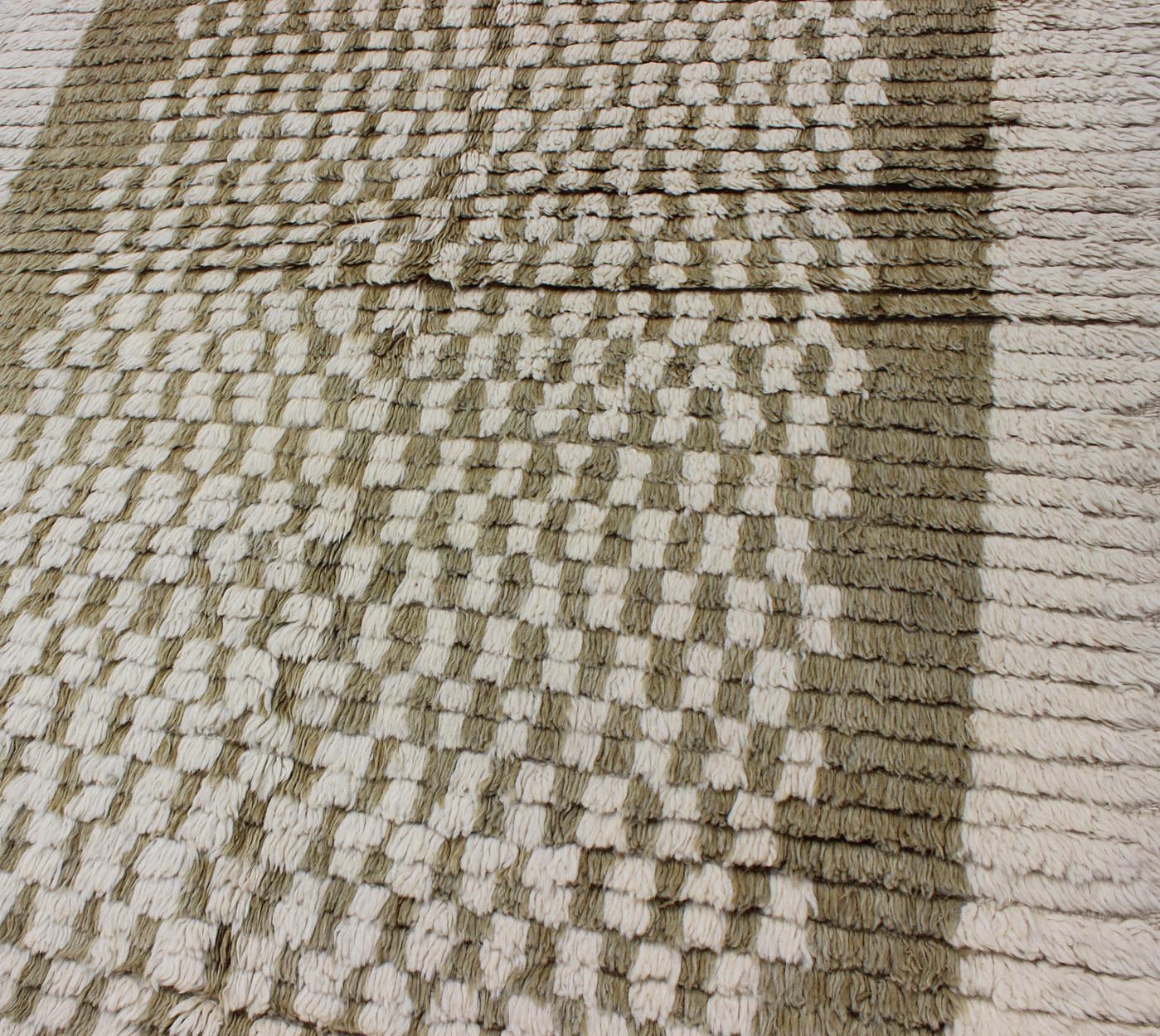 Vintage Turkish Tulu rug with checkerboard pattern in ivory and olive green, rug en - 112189, country of origin / type: Turkey / Tulu, circa mid - 20th century This vintage Turkish Tulu rug from the mid - 20th century features a checkerboard pattern o... - Keivan Woven ArtsEN - 112189 - 2778Rug