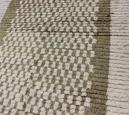 Vintage Turkish Tulu rug with checkerboard pattern in ivory and olive green, rug en - 112189, country of origin / type: Turkey / Tulu, circa mid - 20th century This vintage Turkish Tulu rug from the mid - 20th century features a checkerboard pattern o... - Keivan Woven ArtsEN - 112189 - 2778Rug