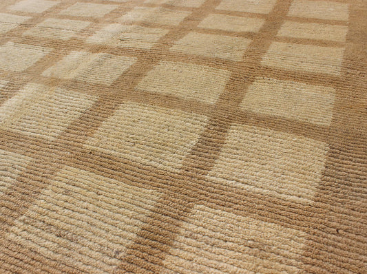 Modern design antique Turkish square shaped Oushak rug in cream and camel colors, rug en - 112281, country of origin / type: Turkey / Oushak, circa 1920. This modern - design antique Oushak rug features a square - shape and a Minimalist pattern of rep... - Keivan Woven ArtsEN - 112281 - 2035