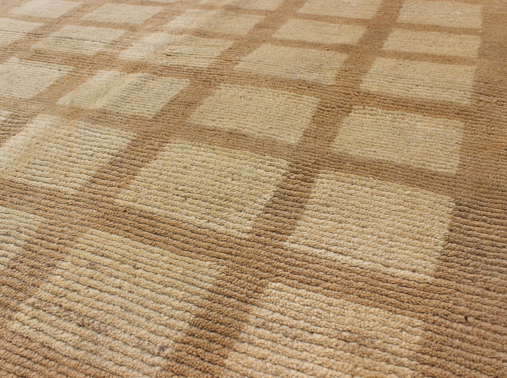 Modern design antique Turkish square shaped Oushak rug in cream and camel colors, rug en - 112281, country of origin / type: Turkey / Oushak, circa 1920. This modern - design antique Oushak rug features a square - shape and a Minimalist pattern of rep... - Keivan Woven ArtsEN - 112281 - 2035Rug
