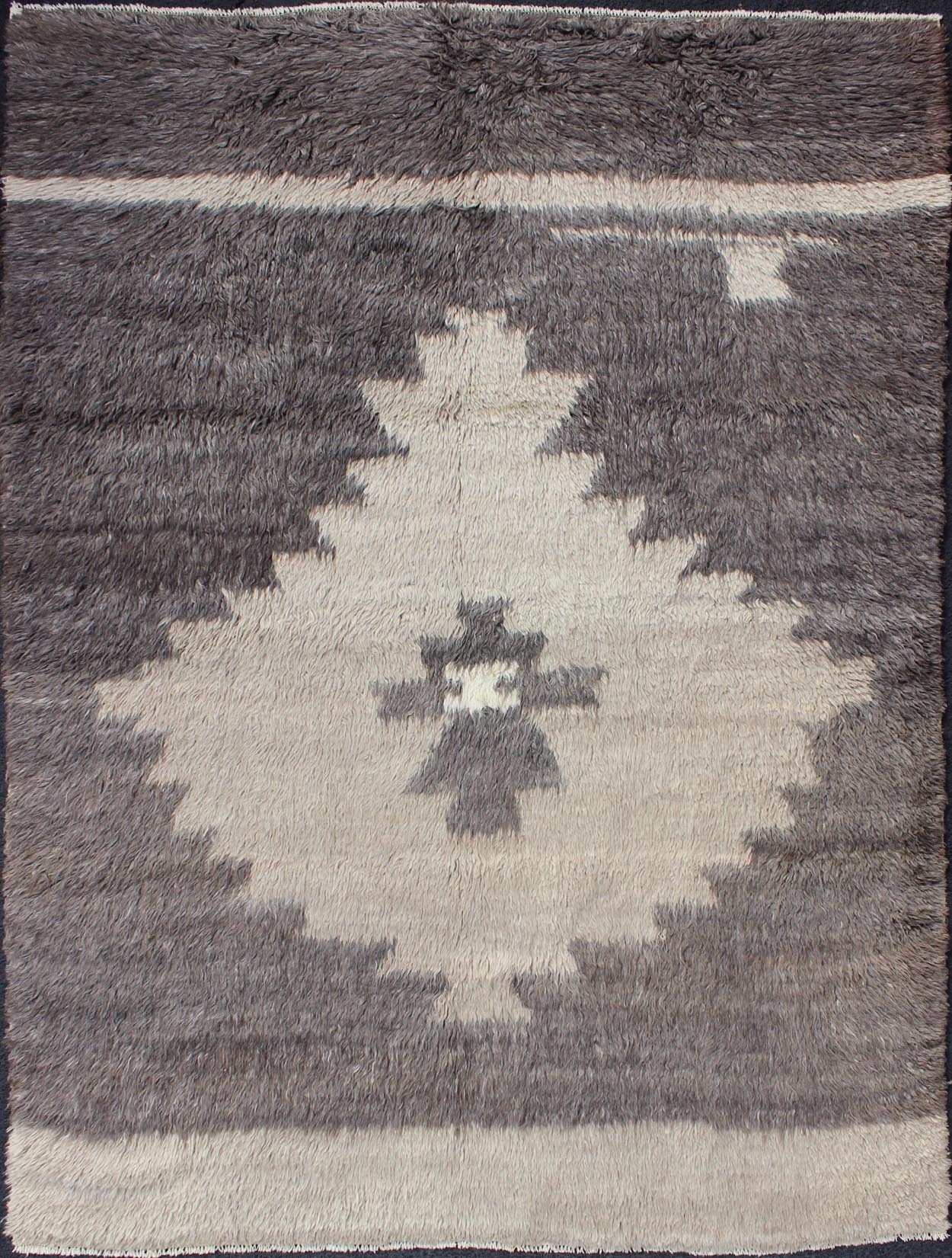 Minimalist & Modern Design Turkish Tulu Vintage Rug with Multi - Layered Medallion. Angora Tulu vintage Turkish rug in Minimalist design and modern design with multi - layered medallion, rug EN - 112292, country of origin / type: Turkey / Tulu, circa mid - ... - Keivan Woven ArtsEN - 112292 - 2766Rug
