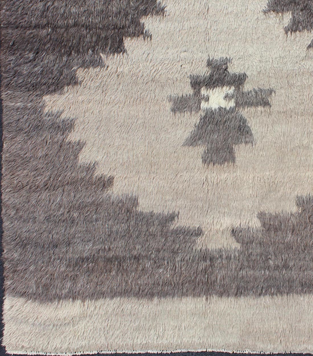 Minimalist & Modern Design Turkish Tulu Vintage Rug with Multi - Layered Medallion. Angora Tulu vintage Turkish rug in Minimalist design and modern design with multi - layered medallion, rug EN - 112292, country of origin / type: Turkey / Tulu, circa mid - ... - Keivan Woven ArtsEN - 112292 - 2766Rug