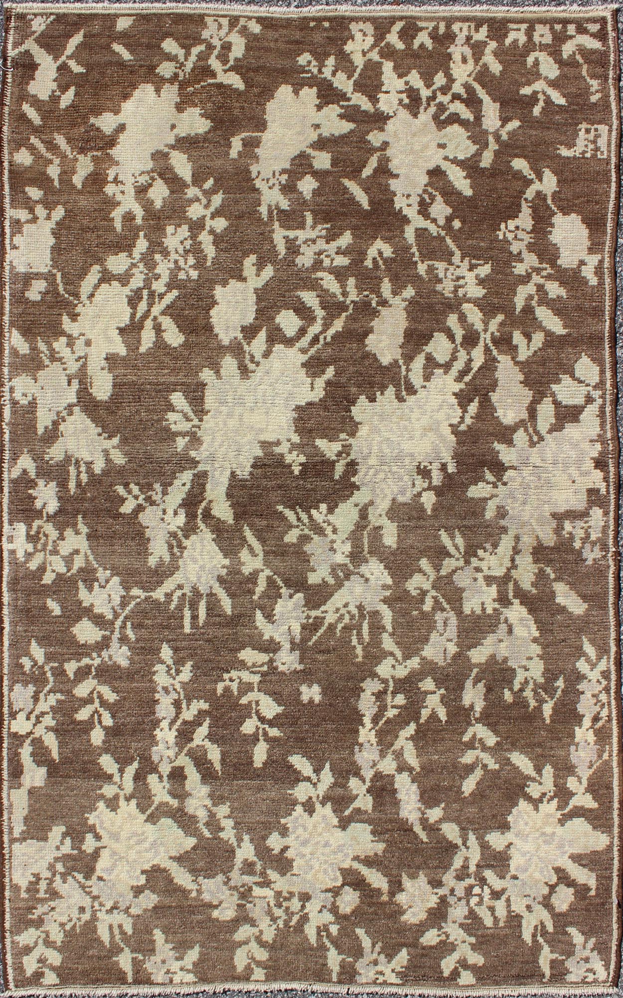 Mocha Vintage Turkish Oushak Rug with Free - Flowing Green & Cream Flower Blossoms Mocha vintage Turkish Oushak rug with free - flowing green and cream flower blossoms, Keivan Woven Arts / rug en - 112392, country of origin / type: Turkey / Oushak, c... - Keivan Woven ArtsEN - 112392 - 2788Rug