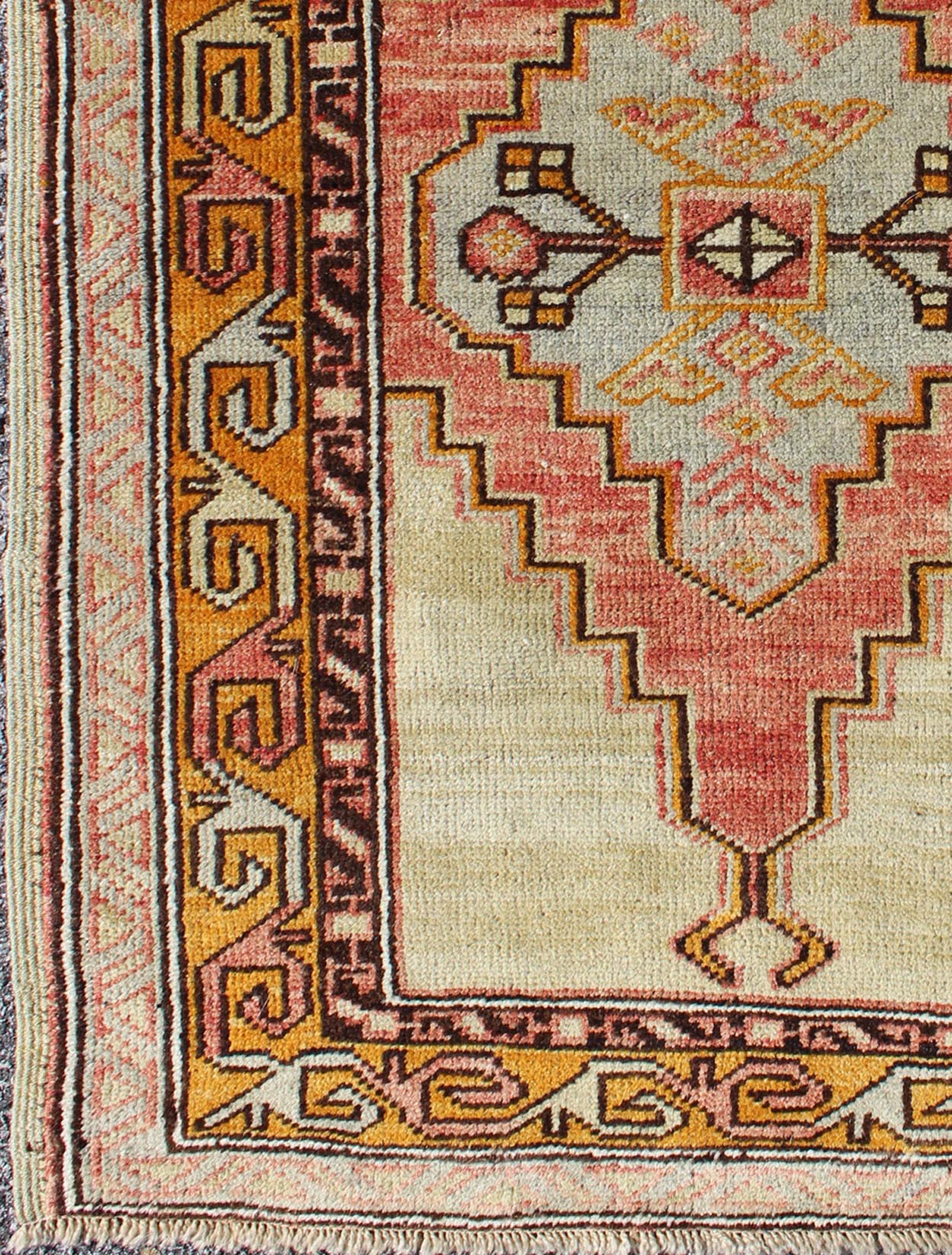 Keivan Woven Arts, En - 112395, 1930's Turkish Oushak Rug - 27 39 Colorful stylized antique Turkish Oushak rug with layered tribal medallion, rug en - 112395, country of origin / type: Turkey / Oushak, circa 1930 This antique Turkish Oushak rug ... - Keivan Woven ArtsEN - 112395 - 2695Rug