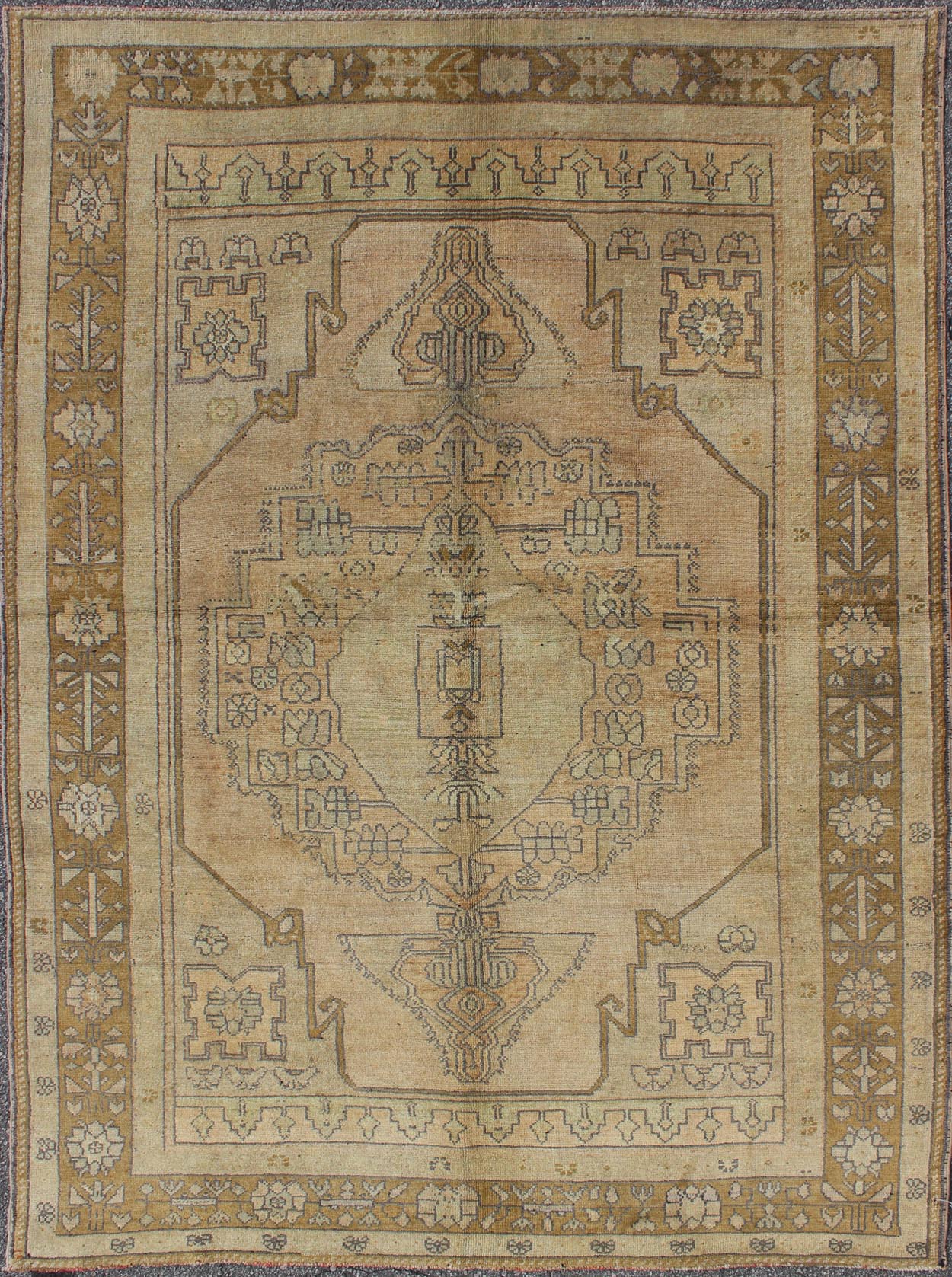 Vintage Turkish Oushak Rug in Soft Tones and Neutral Colors, kwarugs Midcentury stylized medallion vintage Turkish Oushak rug in shades of Taupe, brown, cream, salmon, cream rug en - 112656, country of origin / type: Turkey / Oushak, circa 1940 ... - Keivan Woven ArtsEN - 112656 - 3174Rug