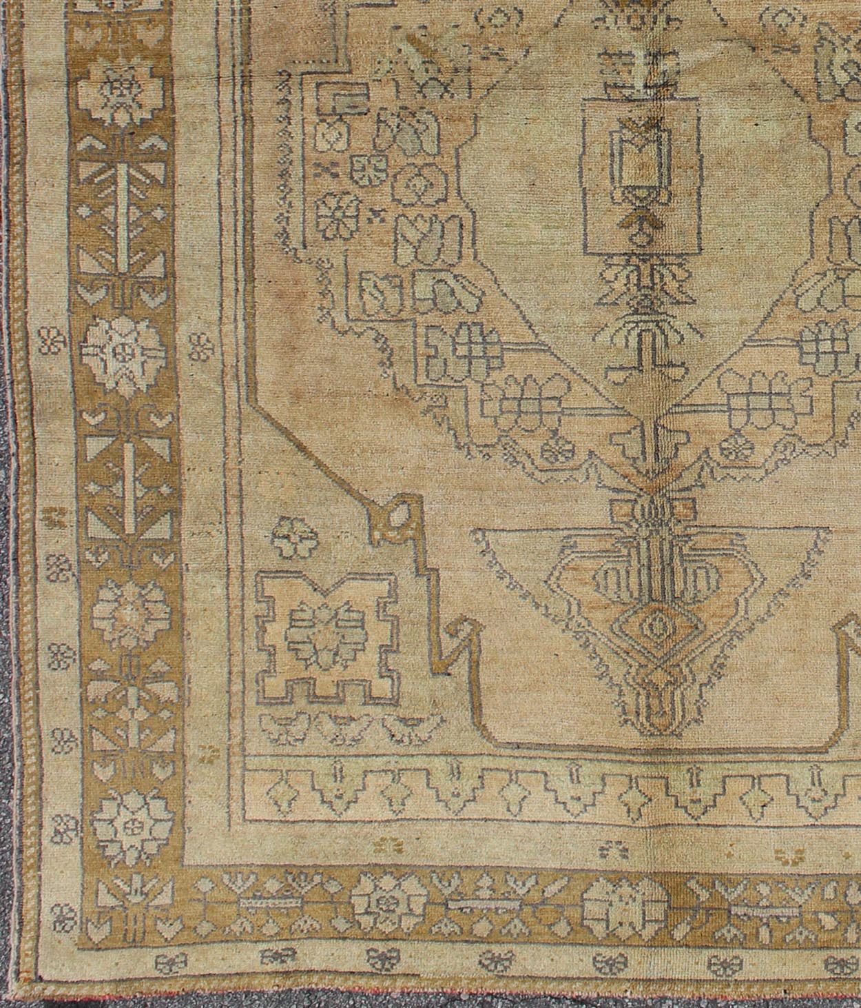 Vintage Turkish Oushak Rug in Soft Tones and Neutral Colors, kwarugs Midcentury stylized medallion vintage Turkish Oushak rug in shades of Taupe, brown, cream, salmon, cream rug en - 112656, country of origin / type: Turkey / Oushak, circa 1940 ... - Keivan Woven ArtsEN - 112656 - 3174Rug