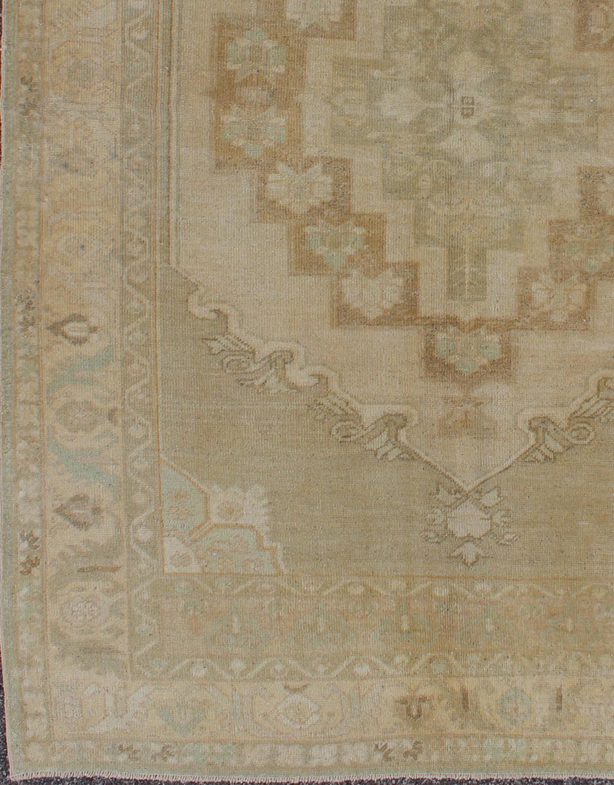 Faded Vintage Turkish Oushak Rug with Layered Medallion in Creams and Grays, rug en - 112722, country of origin / type: Turkey / Oushak, circa 1940 This vintage Turkish Oushak rug features an intricately beautiful design. The central medallion is ... - Keivan Woven ArtsEN - 112722 - 4904Rug