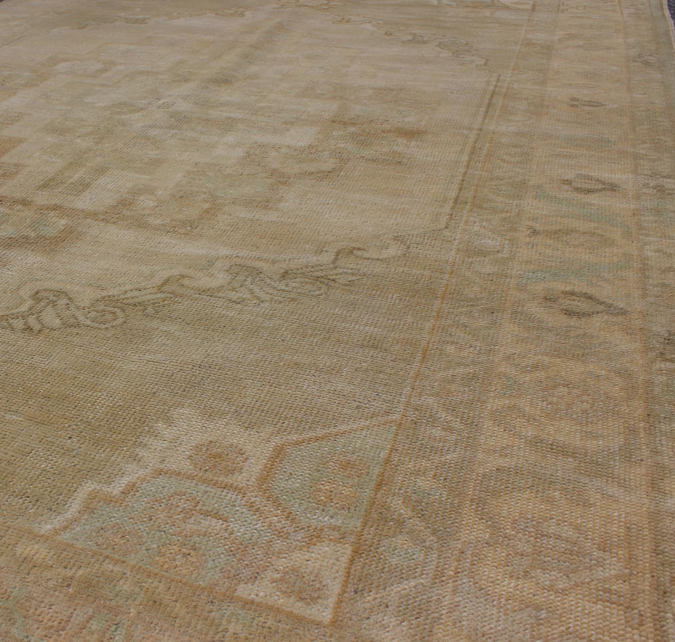 Faded Vintage Turkish Oushak Rug with Layered Medallion in Creams and Grays, rug en - 112722, country of origin / type: Turkey / Oushak, circa 1940 This vintage Turkish Oushak rug features an intricately beautiful design. The central medallion is ... - Keivan Woven ArtsEN - 112722 - 4904Rug