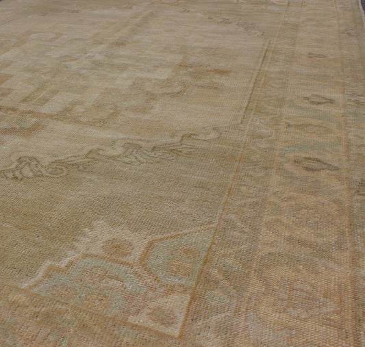 Faded Vintage Turkish Oushak Rug with Layered Medallion in Creams and Grays, rug en - 112722, country of origin / type: Turkey / Oushak, circa 1940 This vintage Turkish Oushak rug features an intricately beautiful design. The central medallion is ... - Keivan Woven ArtsEN - 112722 - 4904Rug