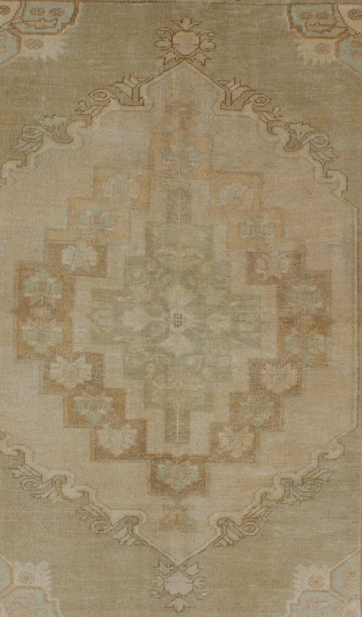Faded Vintage Turkish Oushak Rug with Layered Medallion in Creams and Grays, rug en - 112722, country of origin / type: Turkey / Oushak, circa 1940 This vintage Turkish Oushak rug features an intricately beautiful design. The central medallion is ... - Keivan Woven ArtsEN - 112722 - 4904Rug