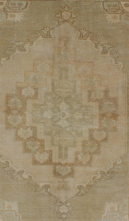Faded Vintage Turkish Oushak Rug with Layered Medallion in Creams and Grays, rug en - 112722, country of origin / type: Turkey / Oushak, circa 1940 This vintage Turkish Oushak rug features an intricately beautiful design. The central medallion is ... - Keivan Woven ArtsEN - 112722 - 4904Rug