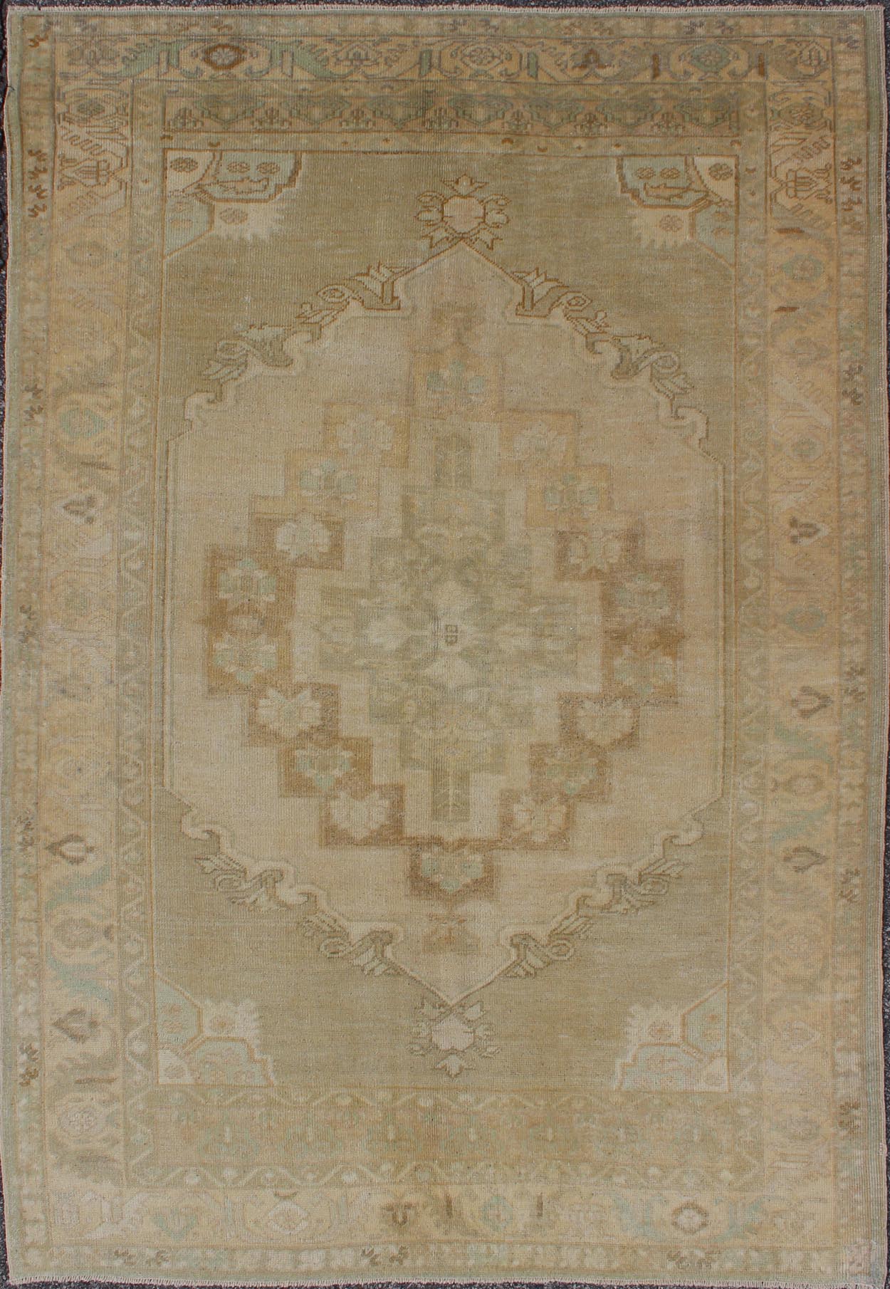 Faded Vintage Turkish Oushak Rug with Layered Medallion in Creams and Grays, rug en - 112722, country of origin / type: Turkey / Oushak, circa 1940 This vintage Turkish Oushak rug features an intricately beautiful design. The central medallion is ... - Keivan Woven ArtsEN - 112722 - 4904Rug