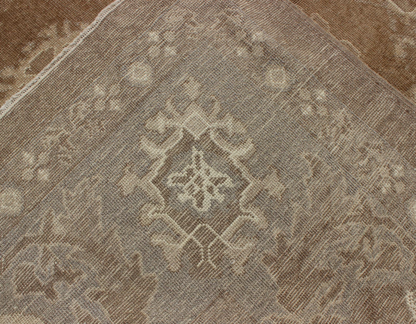 Large Vintage Turkish Rug in Light Brown Field, Taupe, Ivory and Earth Tones, Keivan Woven Arts - Vintage Turkish rug with neutral and earth tones and color palette in a large scale all - over design, rug en - 112805, country of origin / type: Turkey / O... - Keivan Woven ArtsEN - 112805 - 12972Rug