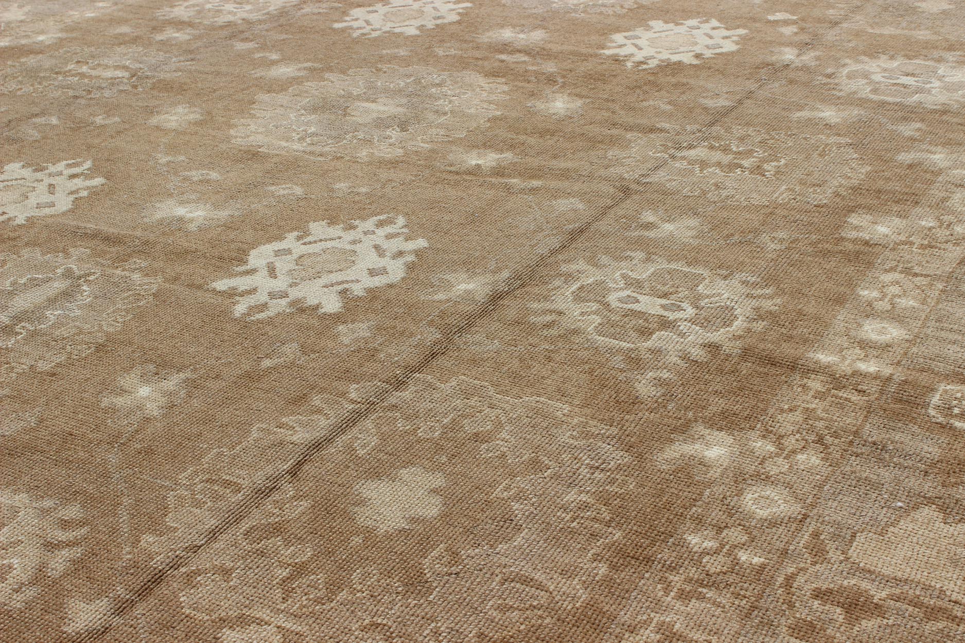 Large Vintage Turkish Rug in Light Brown Field, Taupe, Ivory and Earth Tones, Keivan Woven Arts - Vintage Turkish rug with neutral and earth tones and color palette in a large scale all - over design, rug en - 112805, country of origin / type: Turkey / O... - Keivan Woven ArtsEN - 112805 - 12972Rug