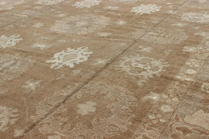 Keivan Woven Arts - Vintage Turkish rug with neutral and earth tones and color palette in a large scale all - over design, rug en - 112805, country of origin / type: Turkey / Oushak Made originally with all natural undyed wool, this transitional Turkish r... - Keivan Woven ArtsEN - 112805 - 2812Rug