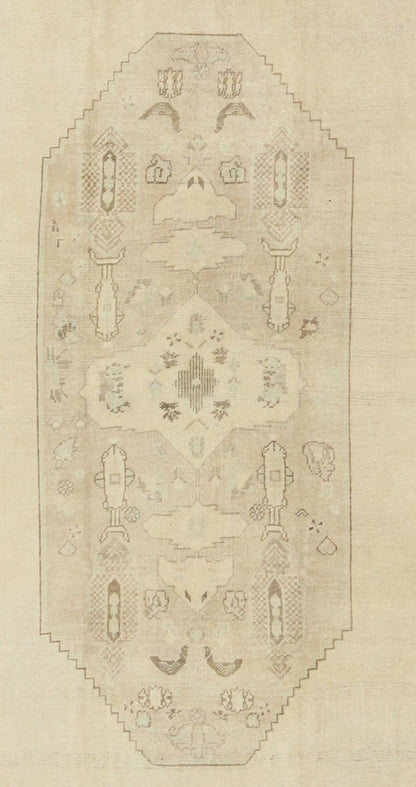 Faded Turkish Oushak Rug with Central Medallion Design in Cream and Brown kwarugs Faded vintage Turkish Oushak rug with Central Medallion design in cream and brown, rug en - 112824, country of origin / type: Turkey / Oushak, circa 1940 This... - Keivan Woven ArtsEN - 112824 - 4908Rug