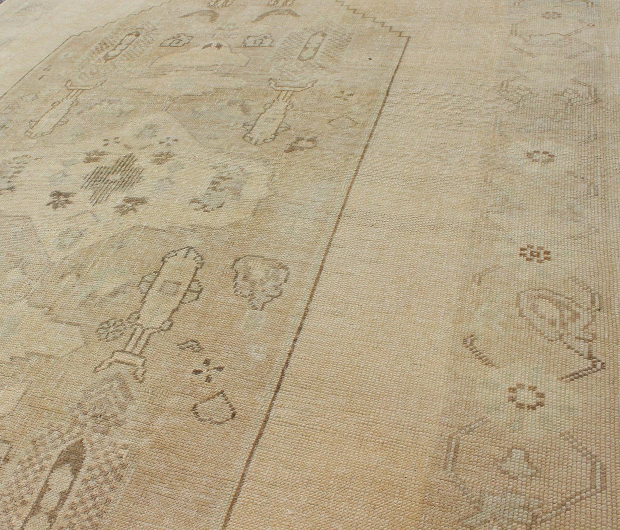 Faded Turkish Oushak Rug with Central Medallion Design in Cream and Brown kwarugs Faded vintage Turkish Oushak rug with Central Medallion design in cream and brown, rug en - 112824, country of origin / type: Turkey / Oushak, circa 1940 This... - Keivan Woven ArtsEN - 112824 - 4908Rug