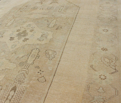 Faded Turkish Oushak Rug with Central Medallion Design in Cream and Brown kwarugs Faded vintage Turkish Oushak rug with Central Medallion design in cream and brown, rug en - 112824, country of origin / type: Turkey / Oushak, circa 1940 This... - Keivan Woven ArtsEN - 112824 - 4908Rug