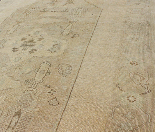 Faded Turkish Oushak Rug with Central Medallion Design in Cream and Brown kwarugs Faded vintage Turkish Oushak rug with Central Medallion design in cream and brown, rug en - 112824, country of origin / type: Turkey / Oushak, circa 1940 This... - Keivan Woven ArtsEN - 112824 - 4908Rug