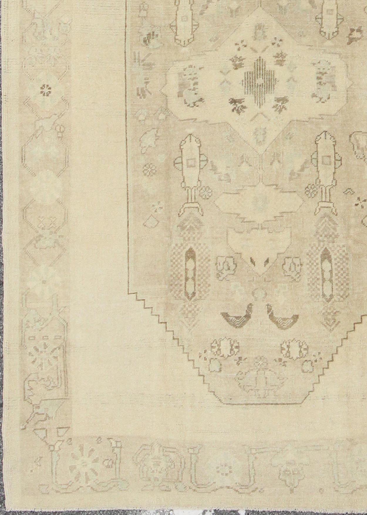 Faded Turkish Oushak Rug with Central Medallion Design in Cream and Brown kwarugs Faded vintage Turkish Oushak rug with Central Medallion design in cream and brown, rug en - 112824, country of origin / type: Turkey / Oushak, circa 1940 This... - Keivan Woven ArtsEN - 112824 - 4908Rug