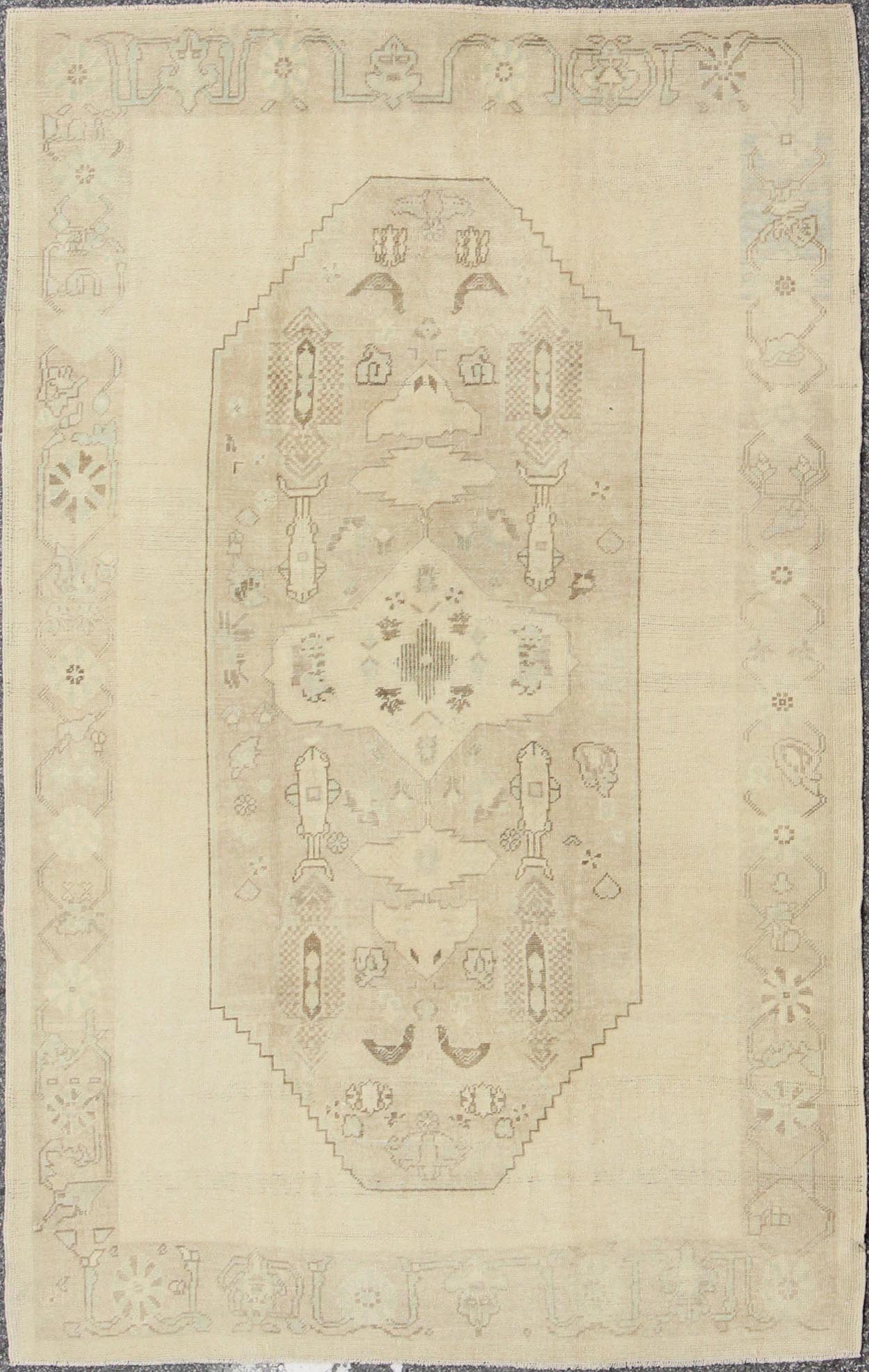 Faded Turkish Oushak Rug with Central Medallion Design in Cream and Brown kwarugs Faded vintage Turkish Oushak rug with Central Medallion design in cream and brown, rug en - 112824, country of origin / type: Turkey / Oushak, circa 1940 This... - Keivan Woven ArtsEN - 112824 - 4908Rug