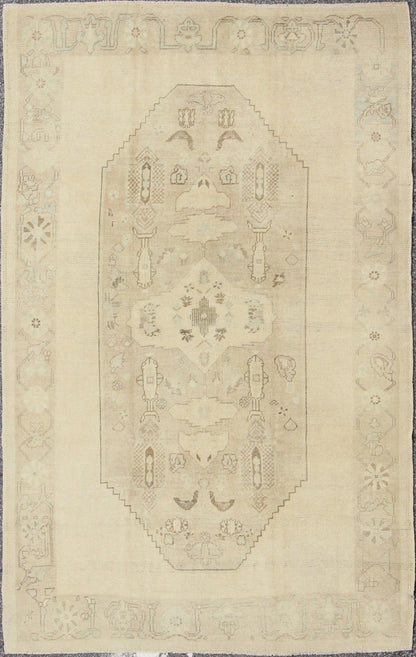 Faded Turkish Oushak Rug with Central Medallion Design in Cream and Brown kwarugs Faded vintage Turkish Oushak rug with Central Medallion design in cream and brown, rug en - 112824, country of origin / type: Turkey / Oushak, circa 1940 This... - Keivan Woven ArtsEN - 112824 - 4908Rug