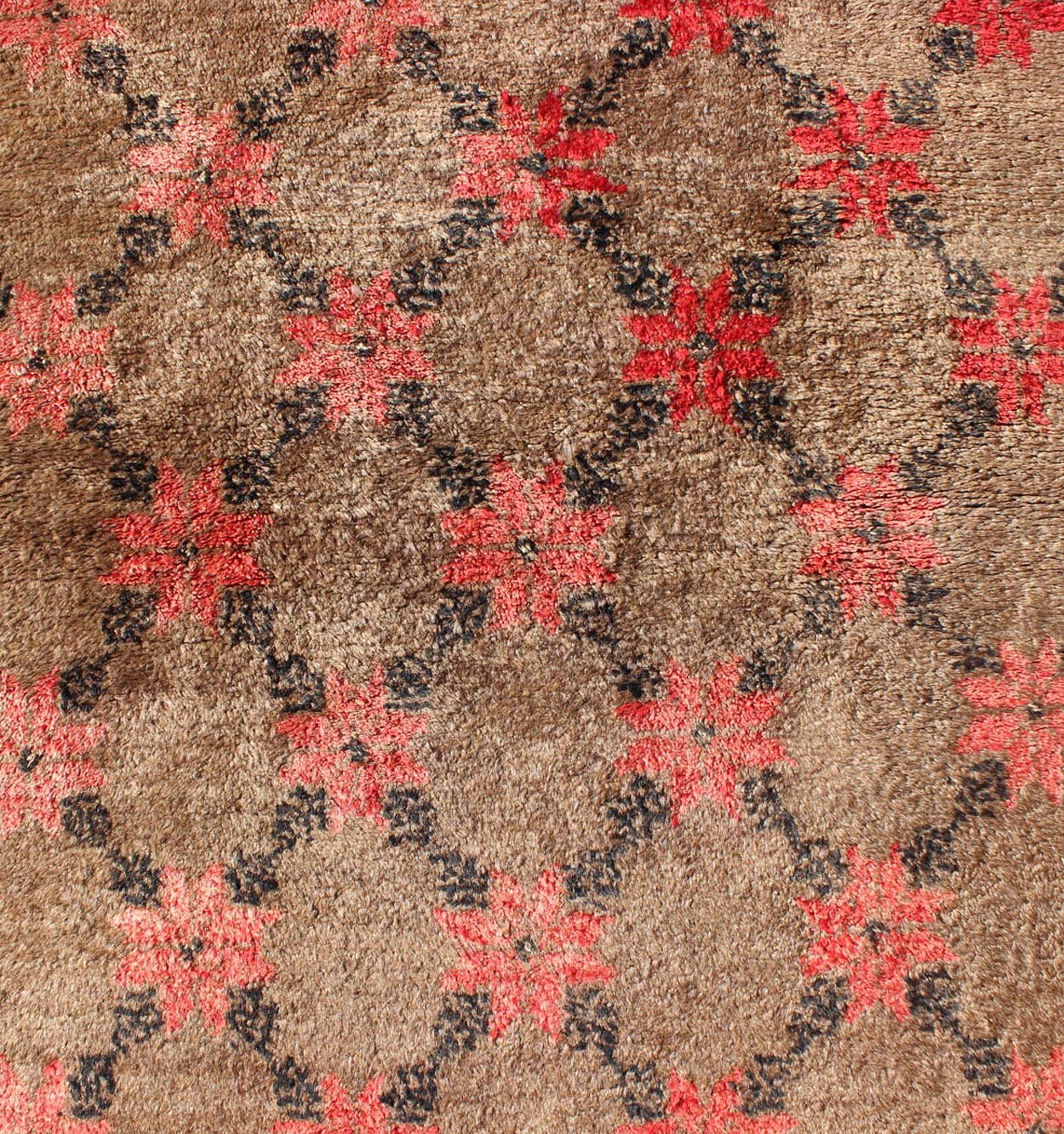 Vintage Turkish Tulu Runner With Modern Design. Turkish Tulu runner with Poinsettias design in light brown background, charcoal, salmon red. Keivan Woven Arts/ rug# EN - 112936, country of origin / type: Turkey / Tulu, circa mid - 20th century. Meas... - Keivan Woven ArtsEN - 112936 - 2742Rug
