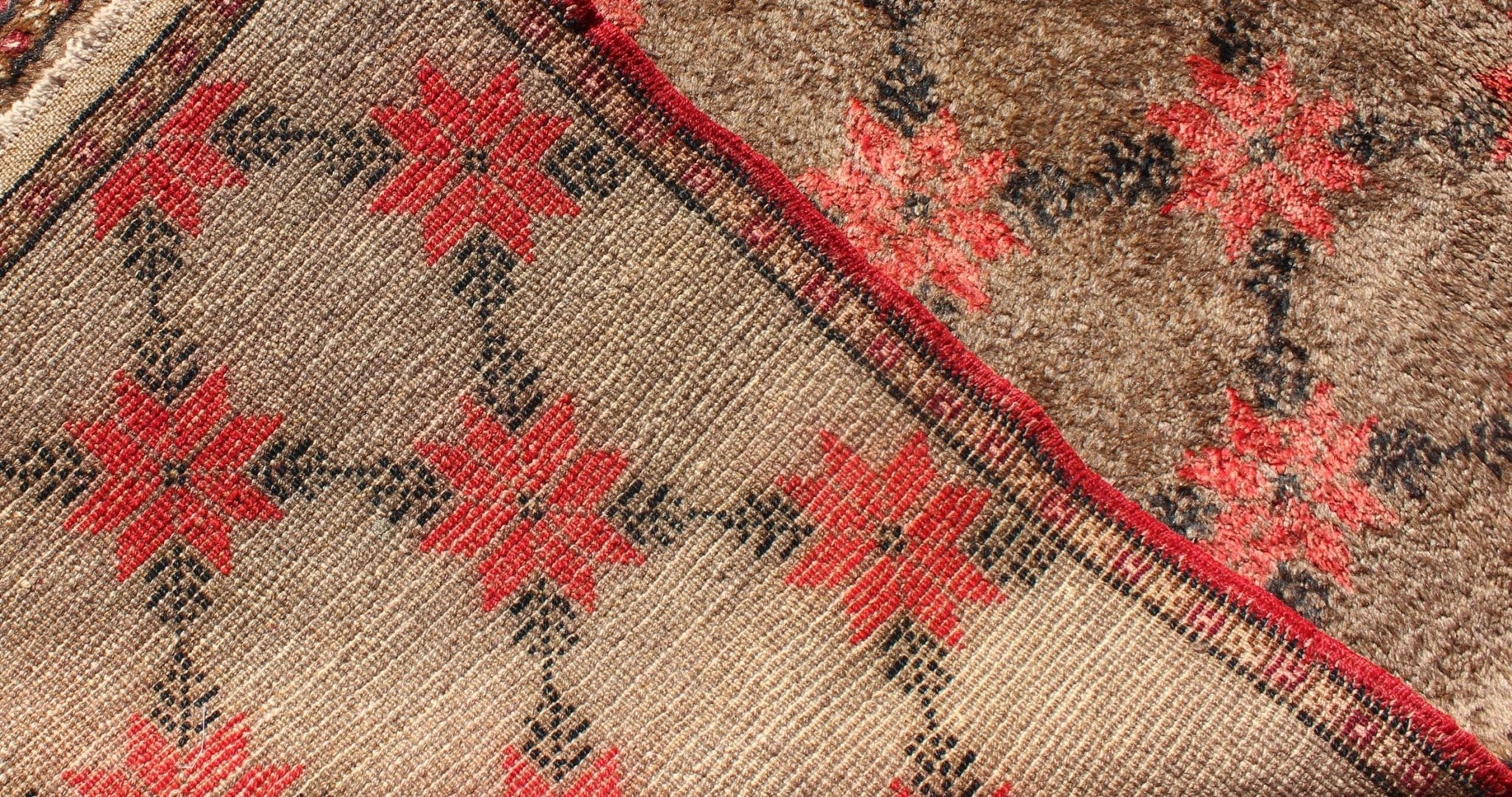 Vintage Turkish Tulu Runner With Modern Design. Turkish Tulu runner with Poinsettias design in light brown background, charcoal, salmon red. Keivan Woven Arts/ rug# EN - 112936, country of origin / type: Turkey / Tulu, circa mid - 20th century. Meas... - Keivan Woven ArtsEN - 112936 - 2742Rug