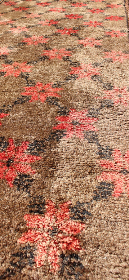 Vintage Turkish Tulu Runner With Modern Design. Turkish Tulu runner with Poinsettias design in light brown background, charcoal, salmon red. Keivan Woven Arts/ rug# EN - 112936, country of origin / type: Turkey / Tulu, circa mid - 20th century. Meas... - Keivan Woven ArtsEN - 112936 - 2742Rug