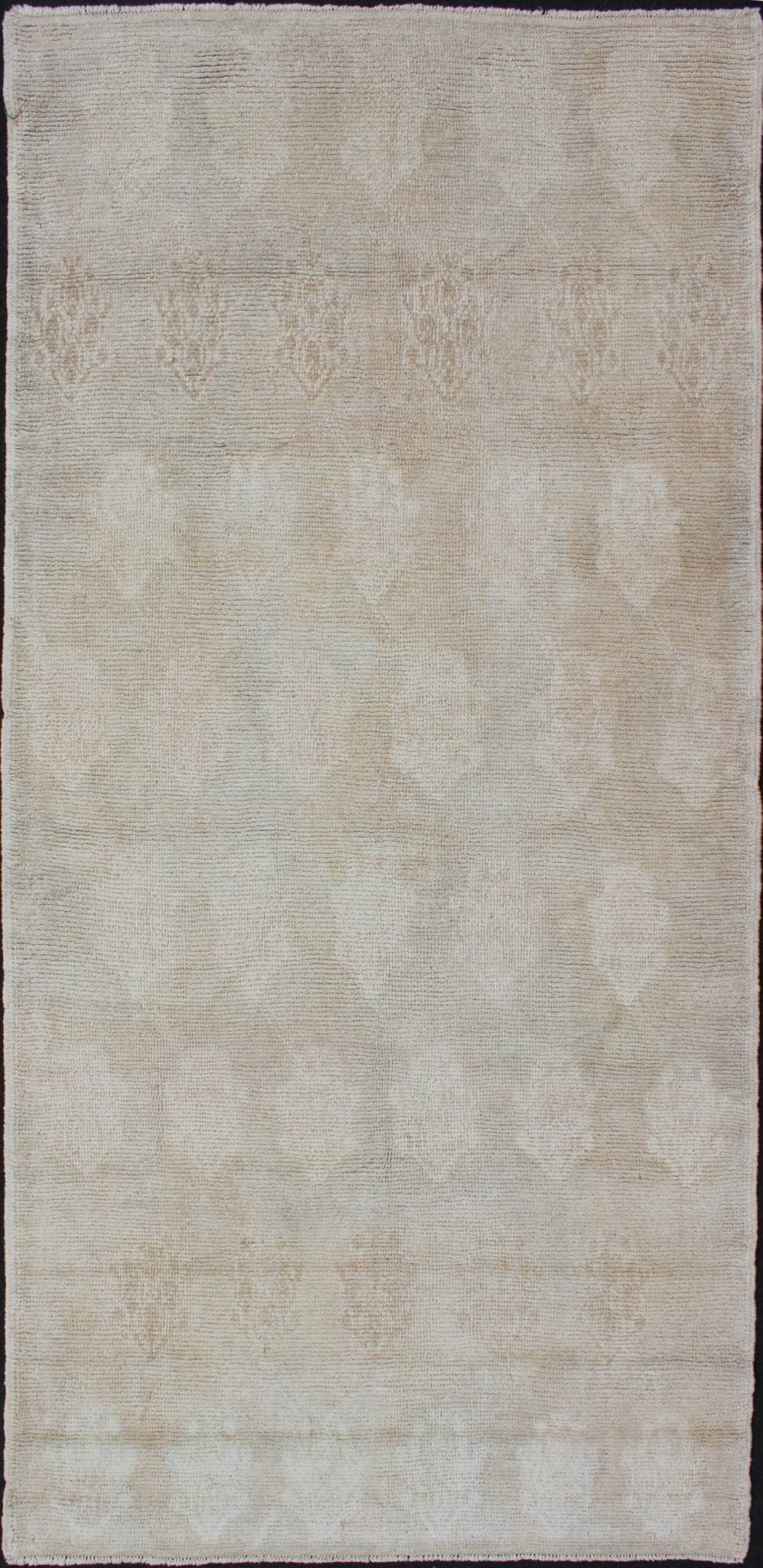 Mid - Century Rug from Turkey with Modern Tulu Design Modern Flower Design Turkish Tulu Rug, rug en - 112940, country of origin / type: Turkey / Tulu, circa 1950 This mid - century Tulu carpet from Turkey displays faint, repeating flowers that ... - Keivan Woven ArtsEN - 112940 - 2732Rug