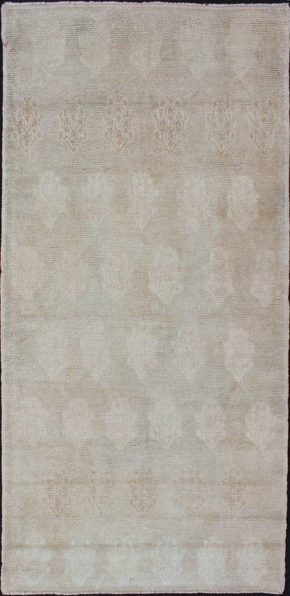 Mid - Century Rug from Turkey with Modern Tulu Design Modern Flower Design Turkish Tulu Rug, rug en - 112940, country of origin / type: Turkey / Tulu, circa 1950 This mid - century Tulu carpet from Turkey displays faint, repeating flowers that ... - Keivan Woven ArtsEN - 112940 - 2732Rug