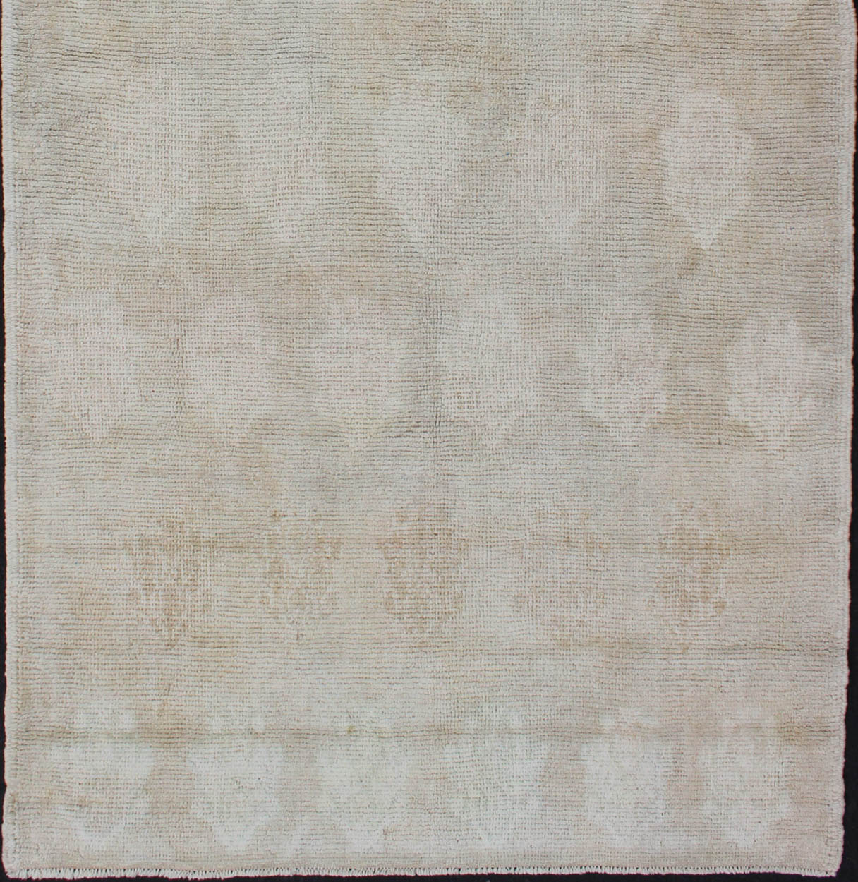 Mid - Century Rug from Turkey with Modern Tulu Design Modern Flower Design Turkish Tulu Rug, rug en - 112940, country of origin / type: Turkey / Tulu, circa 1950 This mid - century Tulu carpet from Turkey displays faint, repeating flowers that ... - Keivan Woven ArtsEN - 112940 - 2732Rug